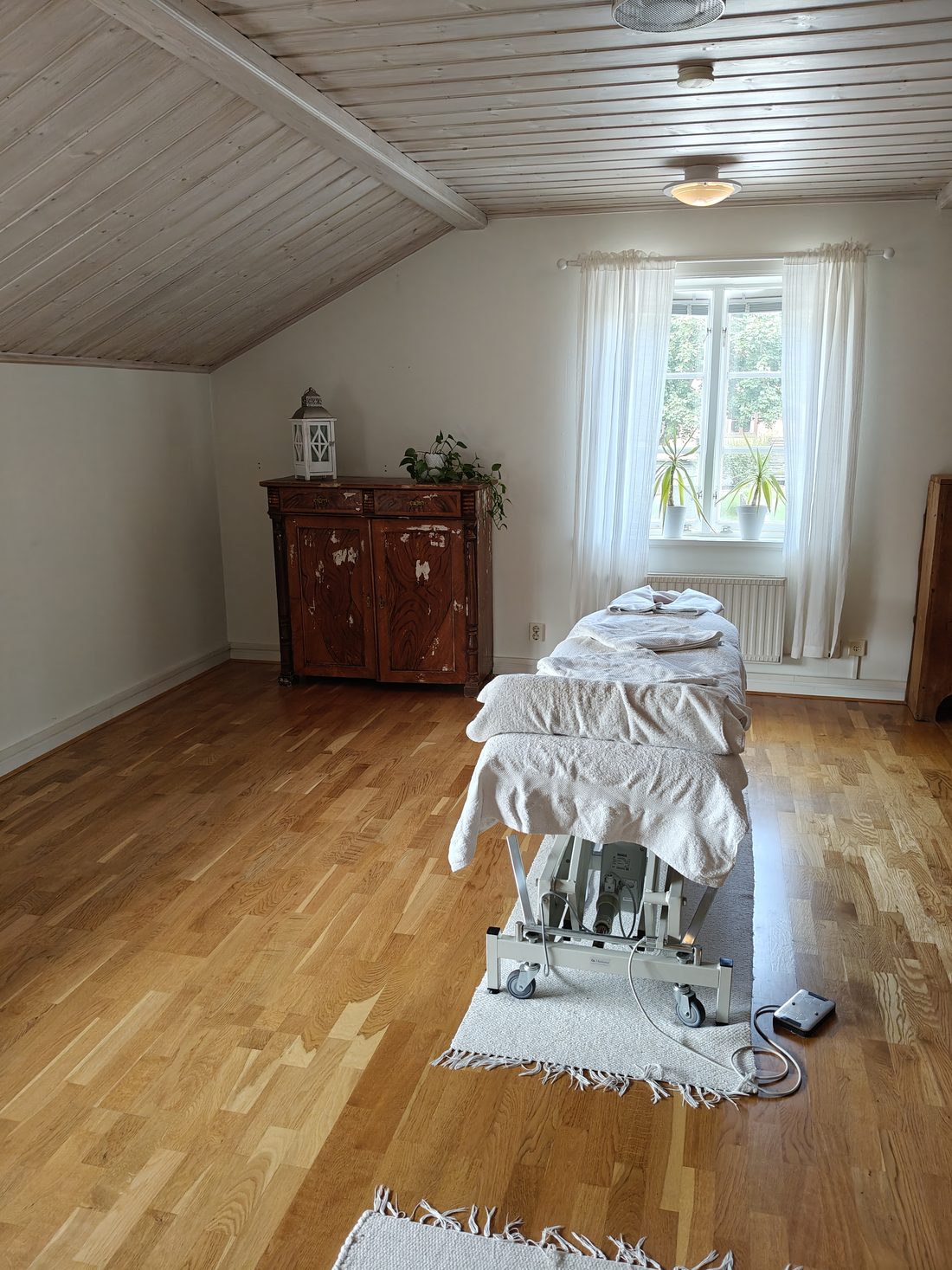 Behandlingsrummet i Leksand med britsen mot fönstret.