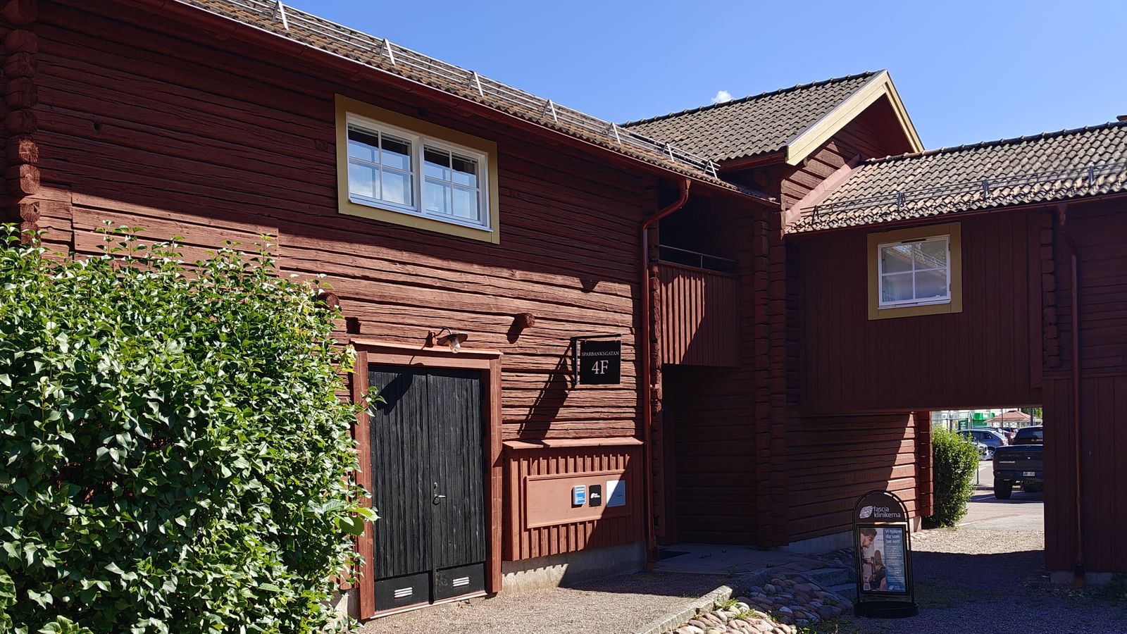 Gården vid mottagningen i Leksand, röd timrad byggnad på Sparbanksgatan 4f.