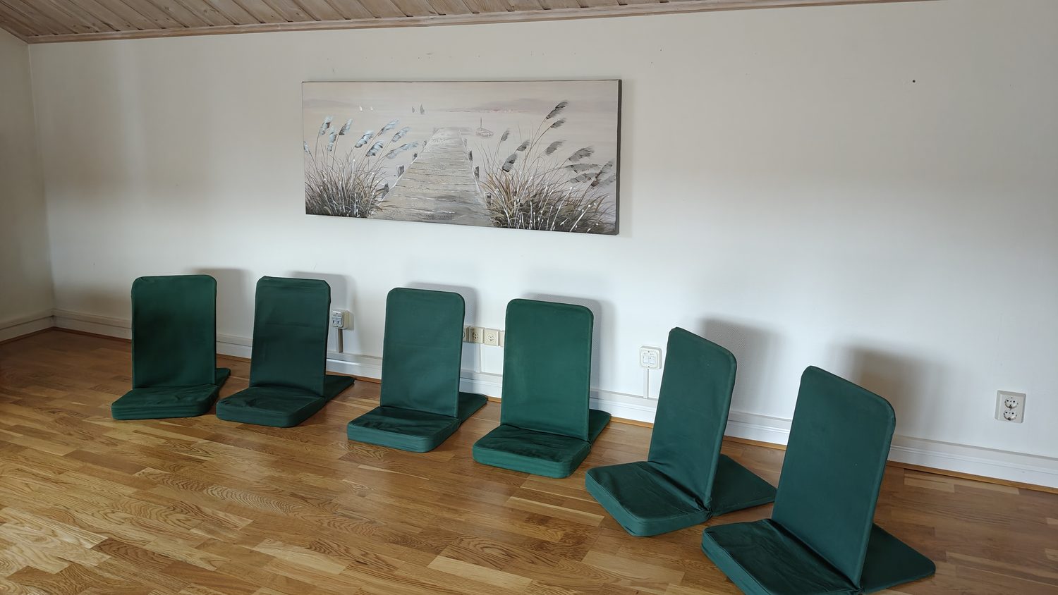 Sittplatser på rad i rummet i Leksand, där samtal och kurser hålls.