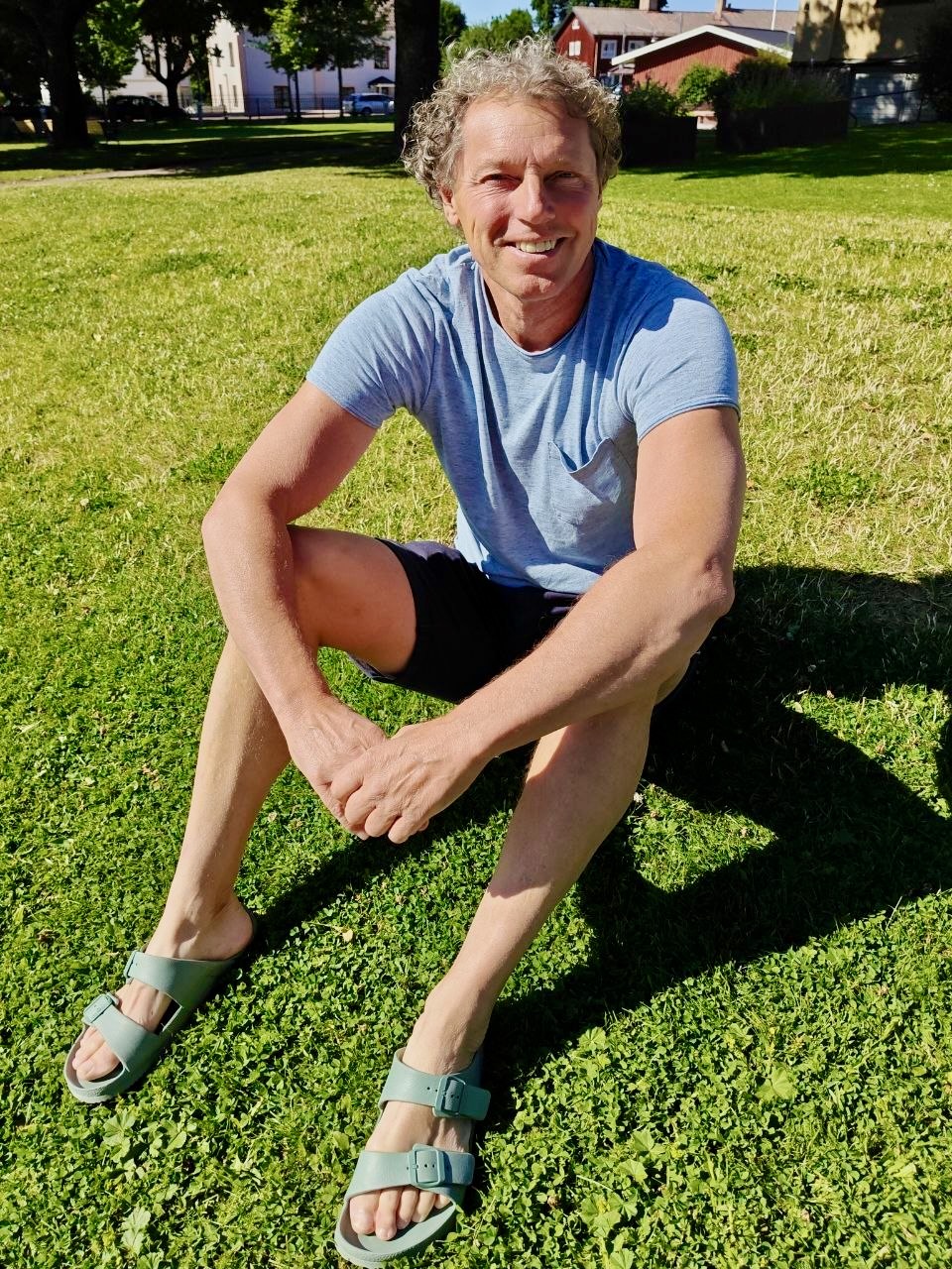 Tony Svensson utomhus i naturen.